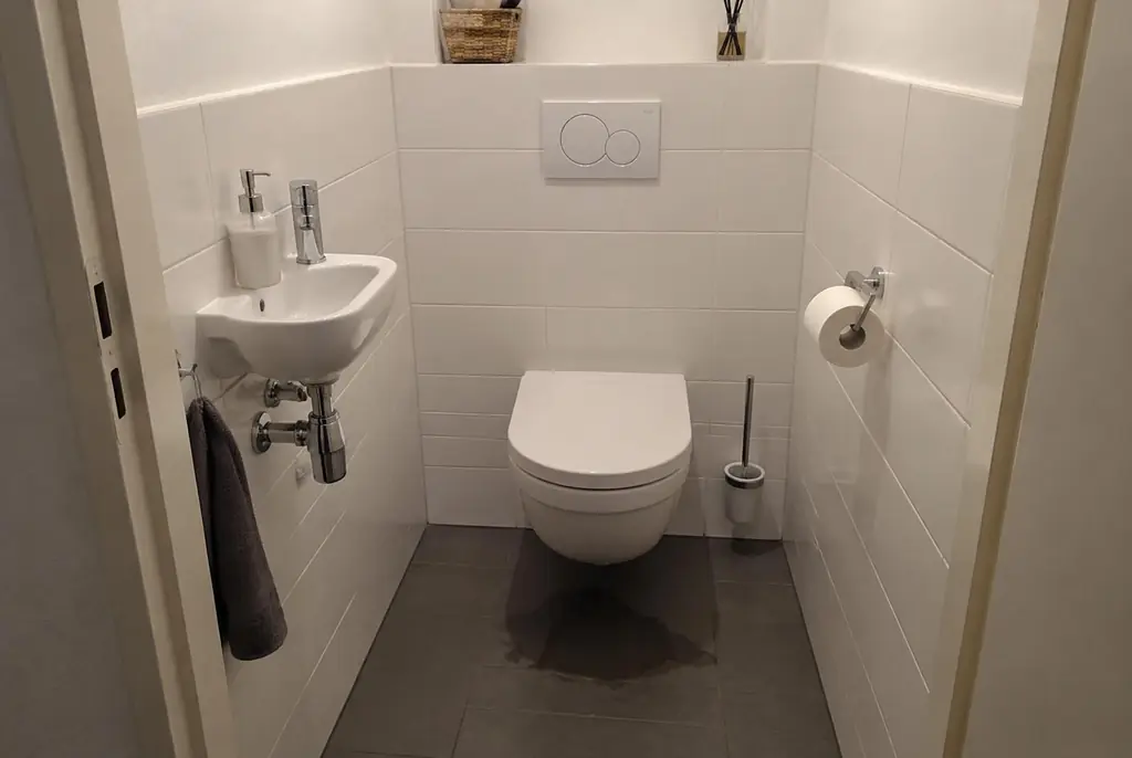Lekdetectie Harderwijk – natte vloer bij een toilet