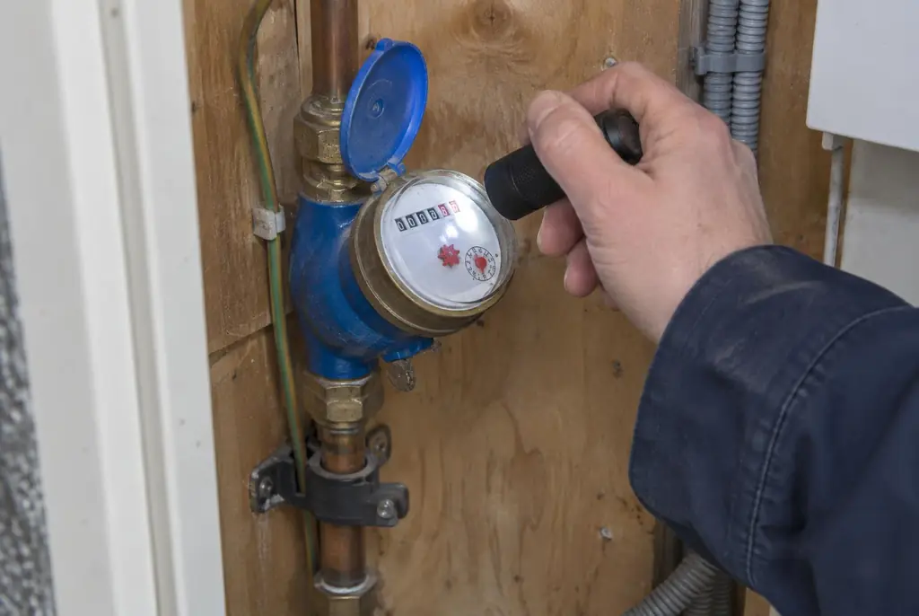 Lekdetectie Harderwijk – watermeter in de meterkast controleren met een zaklamp
